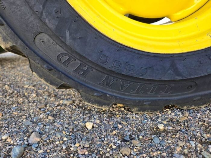 2020 John Deere 3038E con cargador - Imagen 22