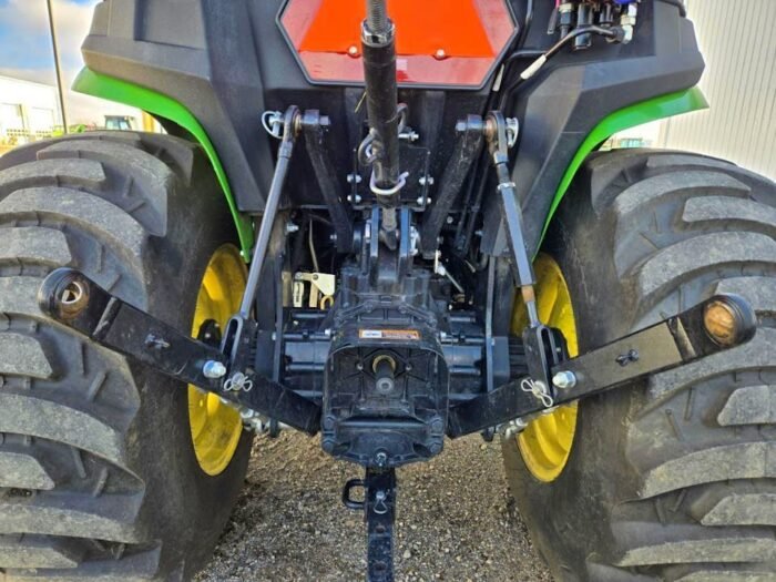 2020 John Deere 3038E con cargador - Imagen 18